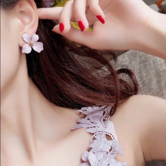 NEW 🌸 Delicate pink flower petal stud earring - Picture 3 of 5